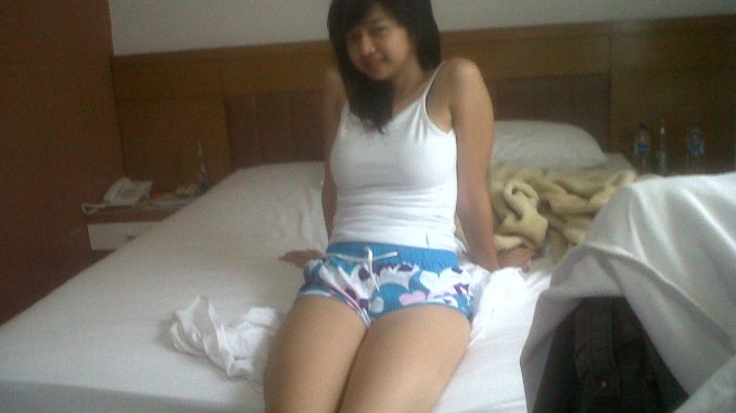 Cewek Toge Pamer Paha di Kamar
